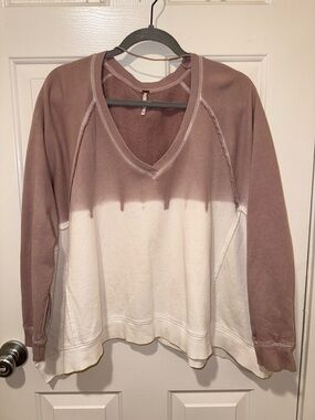 Free People - Two-Tone V-Neck Pullover Sweatshirt in Mauve and Cream